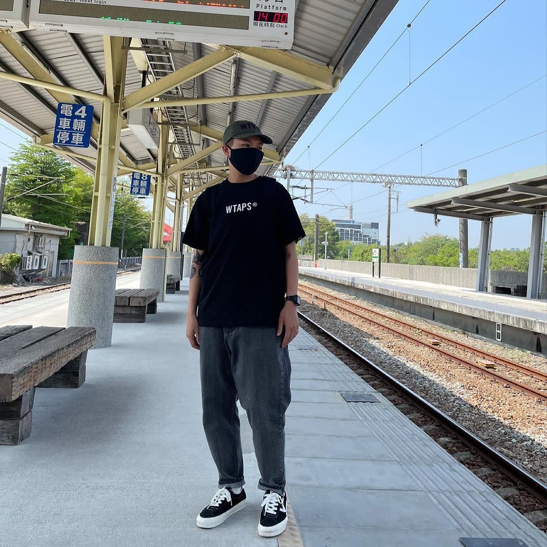 Blue and shop black vans outfit